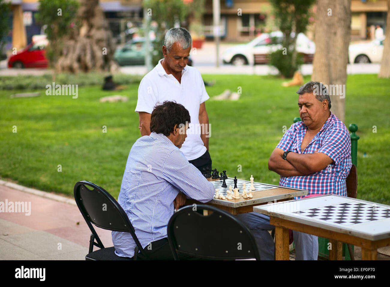 Männer spielen Schach am Hauptplatz Plaza Prat in Copiapo, Chile Stockfoto