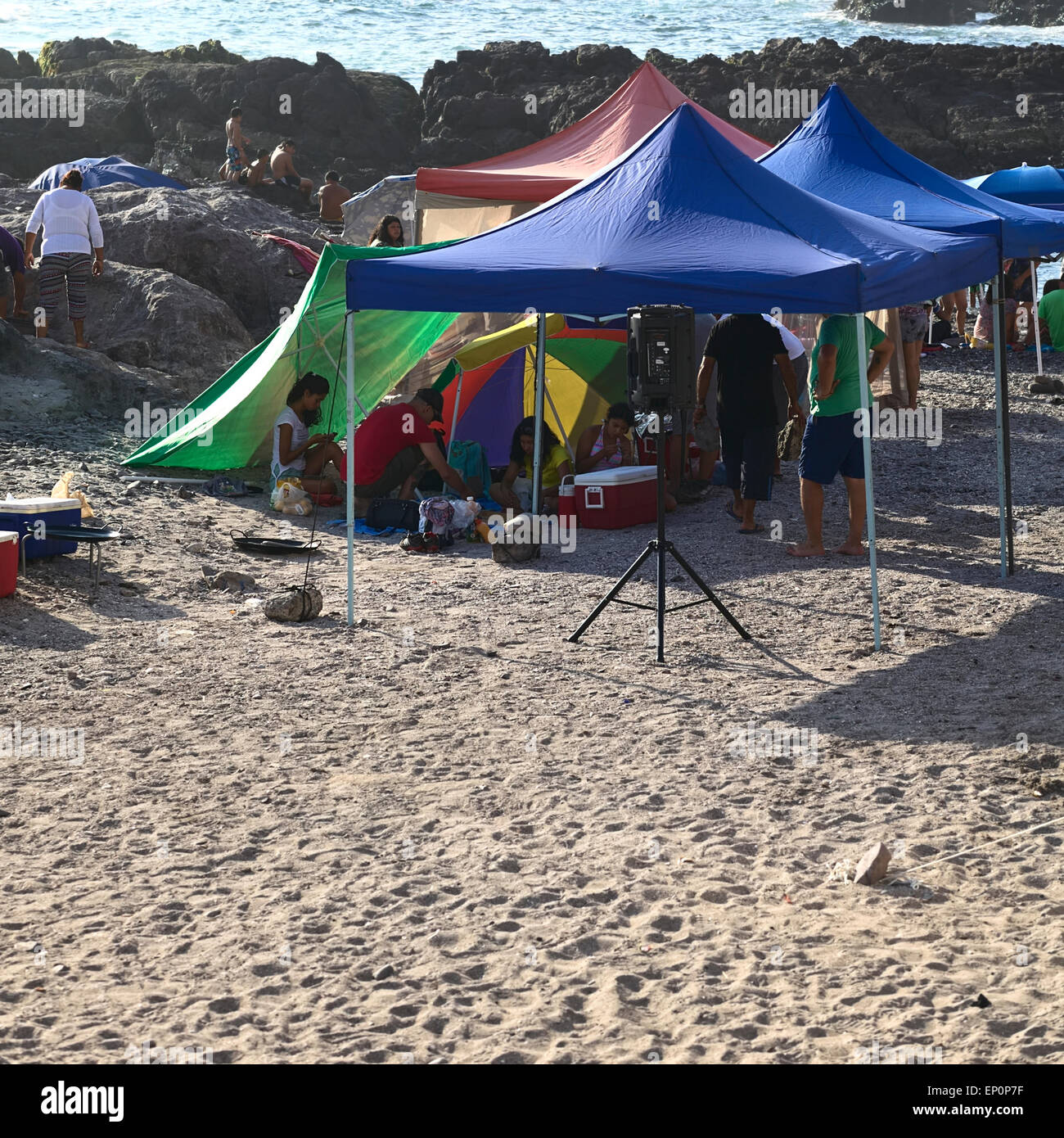 Menschen am Strand unter Sonnenschirmen und offenen Zelte in Iquique, Chile Stockfoto