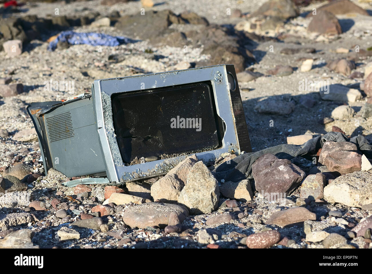 IQUIQUE, CHILE - 23. Januar 2015: Defekte Mikrowelle auf felsigen Strand am 23. Januar 2015 in Iquique, Chile Stockfoto