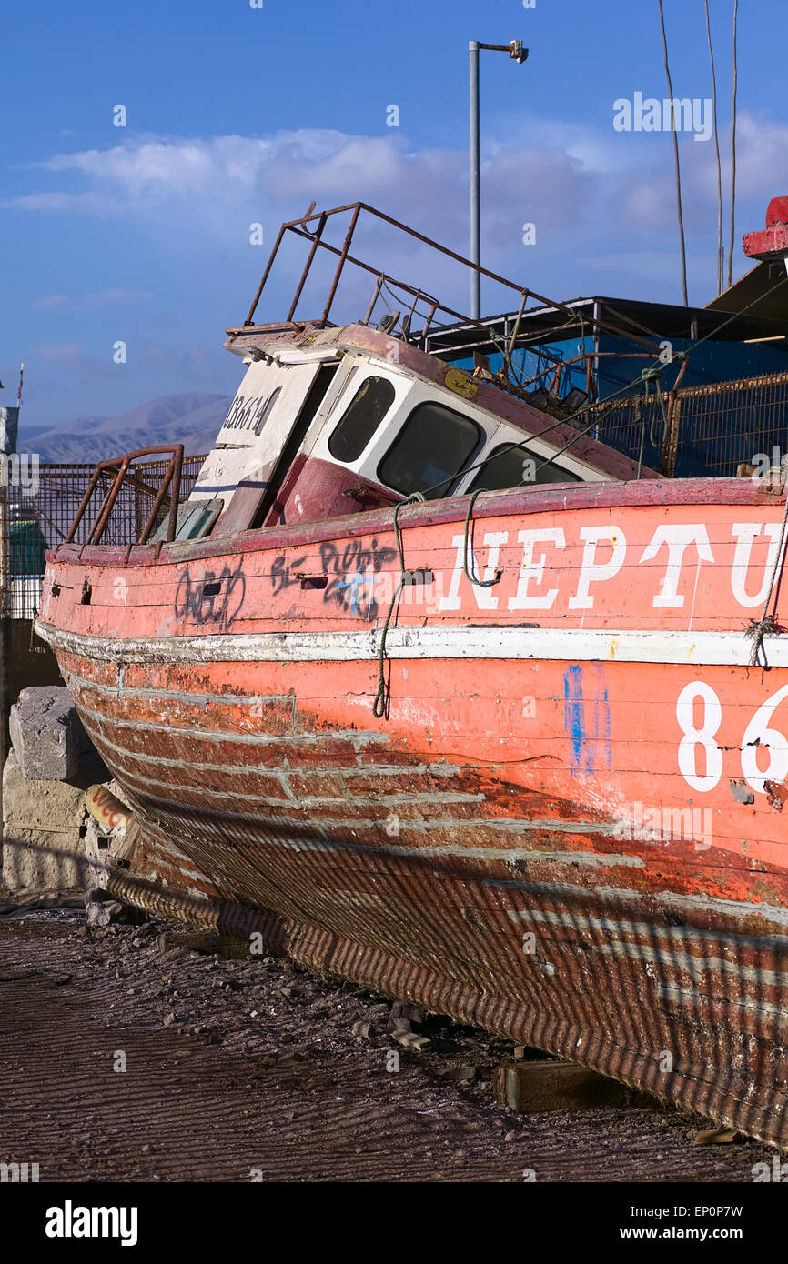 Alte hölzerne Angelboot/Fischerboot genannt Neptuno liegt schräg auf der Straße in Iquique, Chile Stockfoto