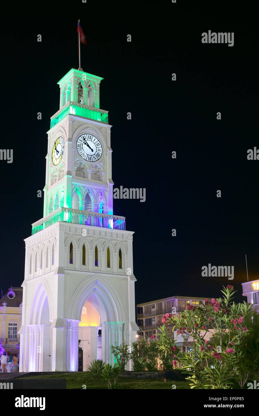 Der Torre Reloj (Uhrturm) aus dem Jahr 1877 am Hauptplatz Plaza Prat bunt beleuchtet am Abend in Iquique, Chile Stockfoto