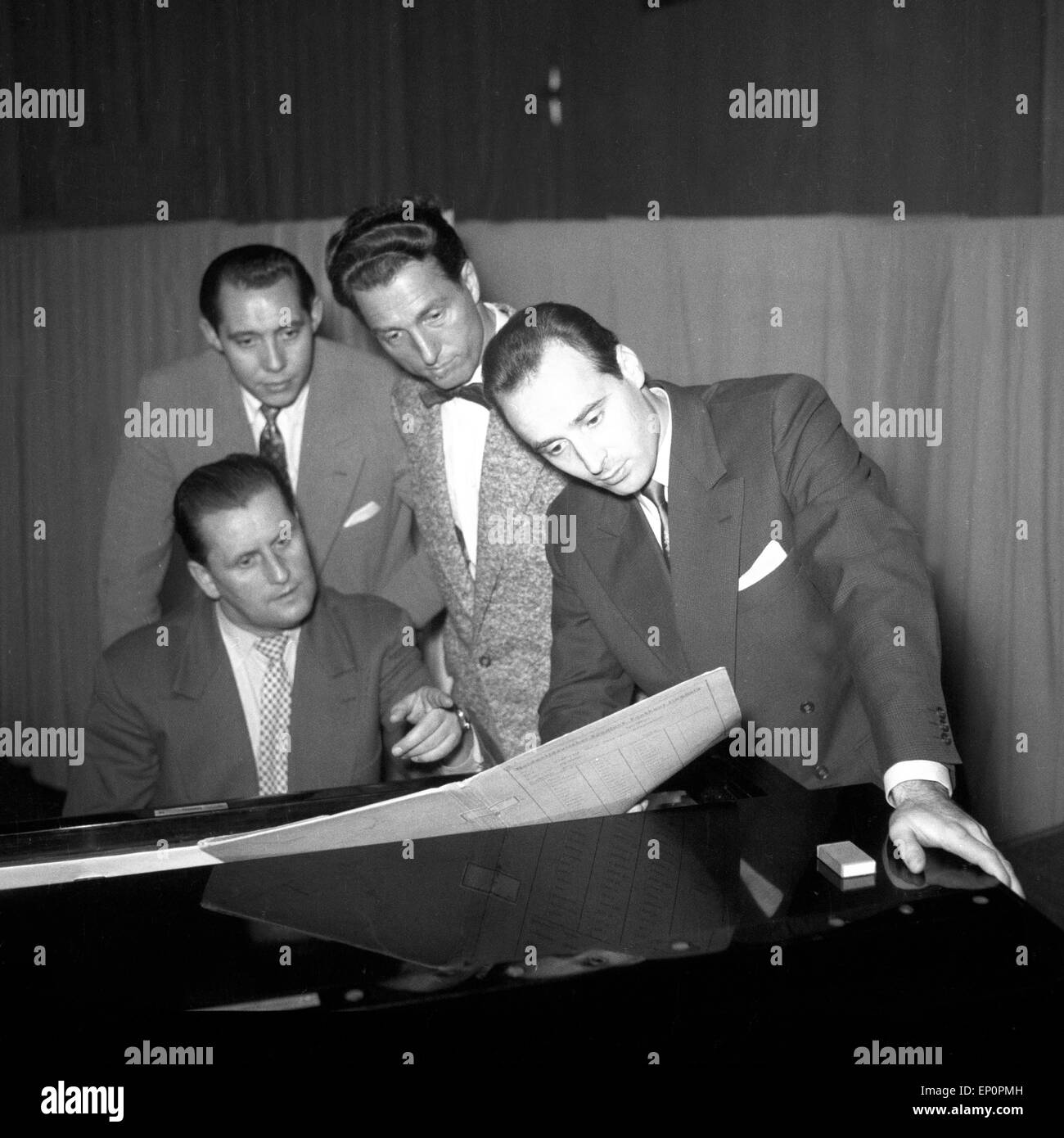 Sterben Sie Vier Mitglieder Vom Comedien - Quartett (Herbert Imlau, Fred Ritter, Karl Heinz Nowak, Werner Schliebitz) Beim NWDR, Hamburg Stockfoto