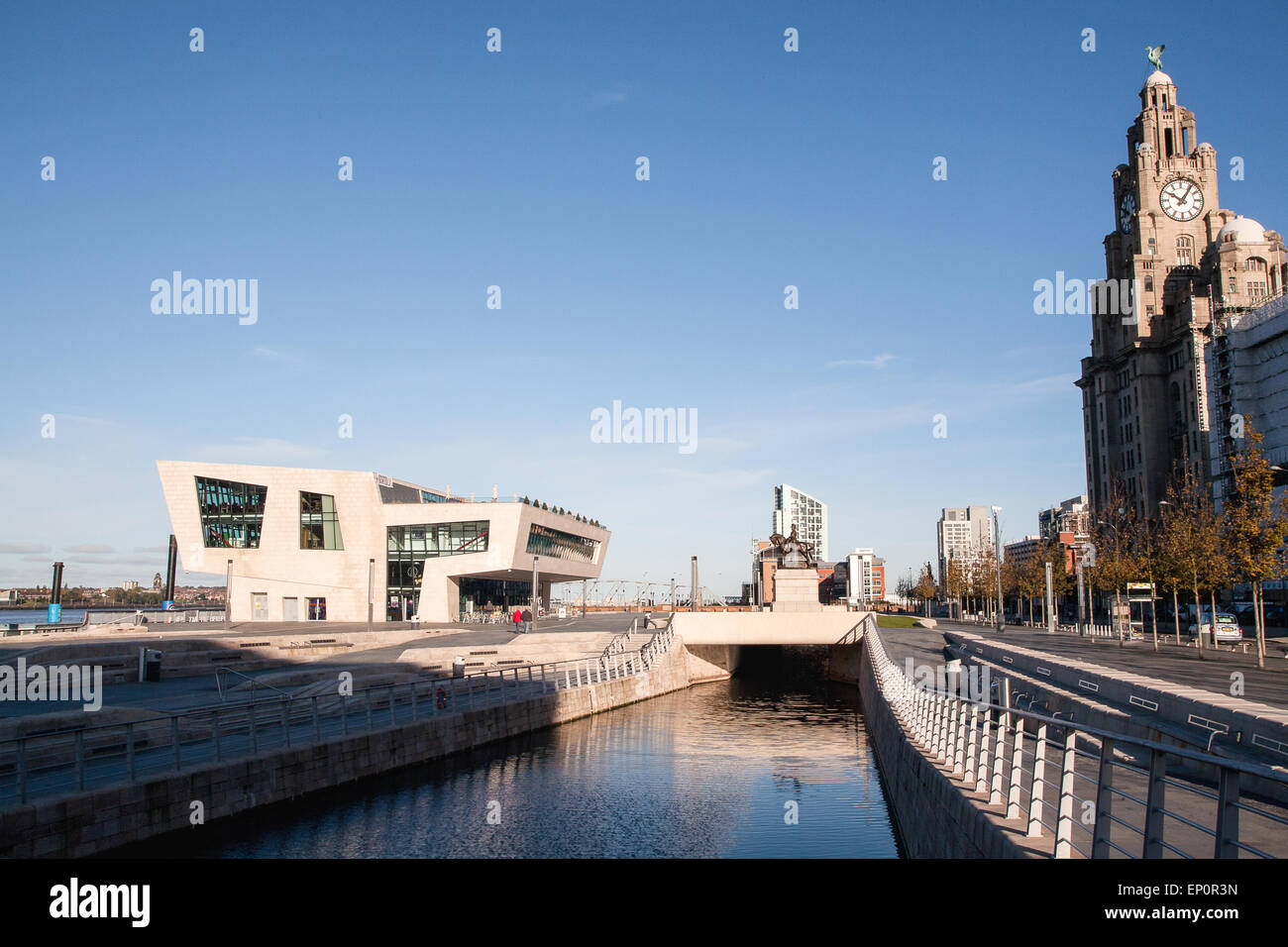 Neue Kanalsystem verbindet nun die Leeds-Liverpool Kanal Liverpools berühmten Albert Dock. Im Oktober 2010 gewann diesen Kanal link Stockfoto