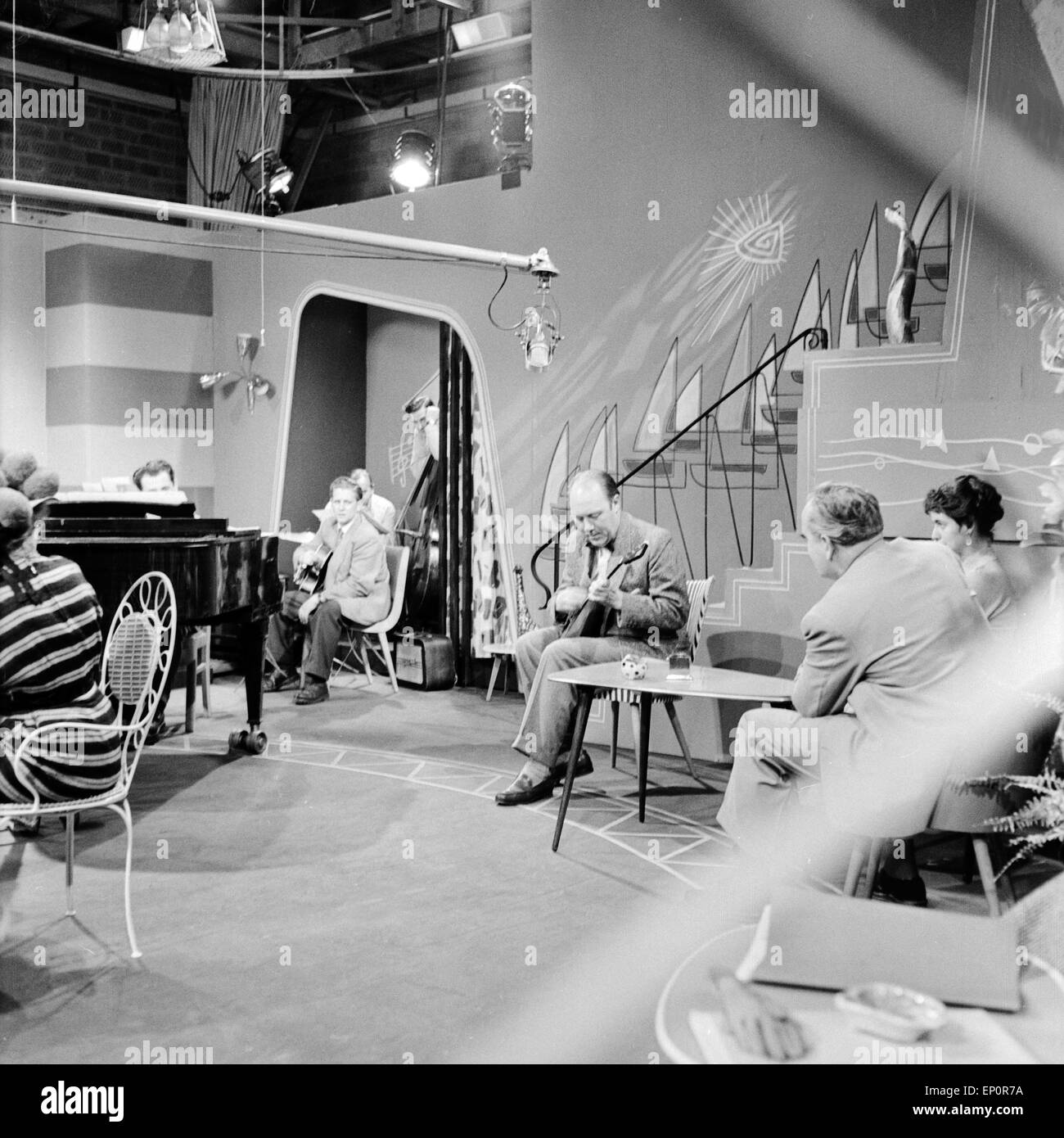 Fernsehproduktion Beim NWDR in Hamburg 1955. TV spielen Produktion am deutschen Radio- und Fernsehsender NWDR, 1955. Stockfoto