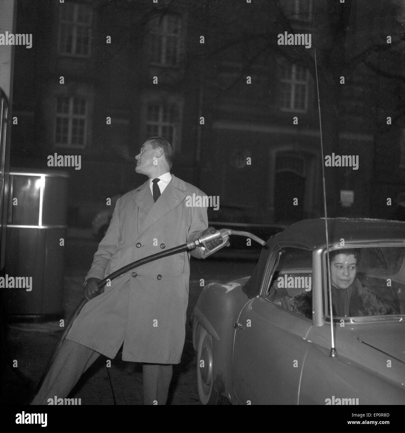 Der Wilfer Und Komponist Fritz Schulz - Reichel Mit seit Mercedes Benz 190 SL Cabrio eine der Zapfsäule Einer Tankstelle, H Stockfoto