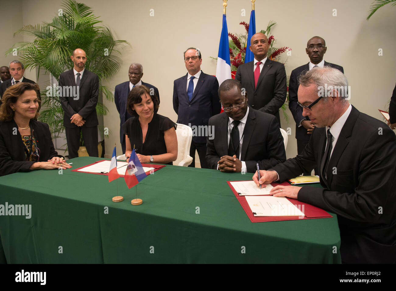 Port Au Prince, Haiti. 12. Mai 2015. Haitis Präsident Michel Martelly (2. R, zurück) und sein französischer Amtskollege Francois Hollande (3. R, zurück) eine Zeremonie der Unterzeichnung von Vereinbarungen zwischen Haiti und Frankreich, im Nationalpalast in Port-au-Prince, Haiti, am 12. Mai 2015 zu besuchen. Der französische Präsident Francois Hollande begann einen offiziellen Besuch in Haiti am Dienstag. © Luz Sosa/Xinhua/Alamy Live-Nachrichten Stockfoto