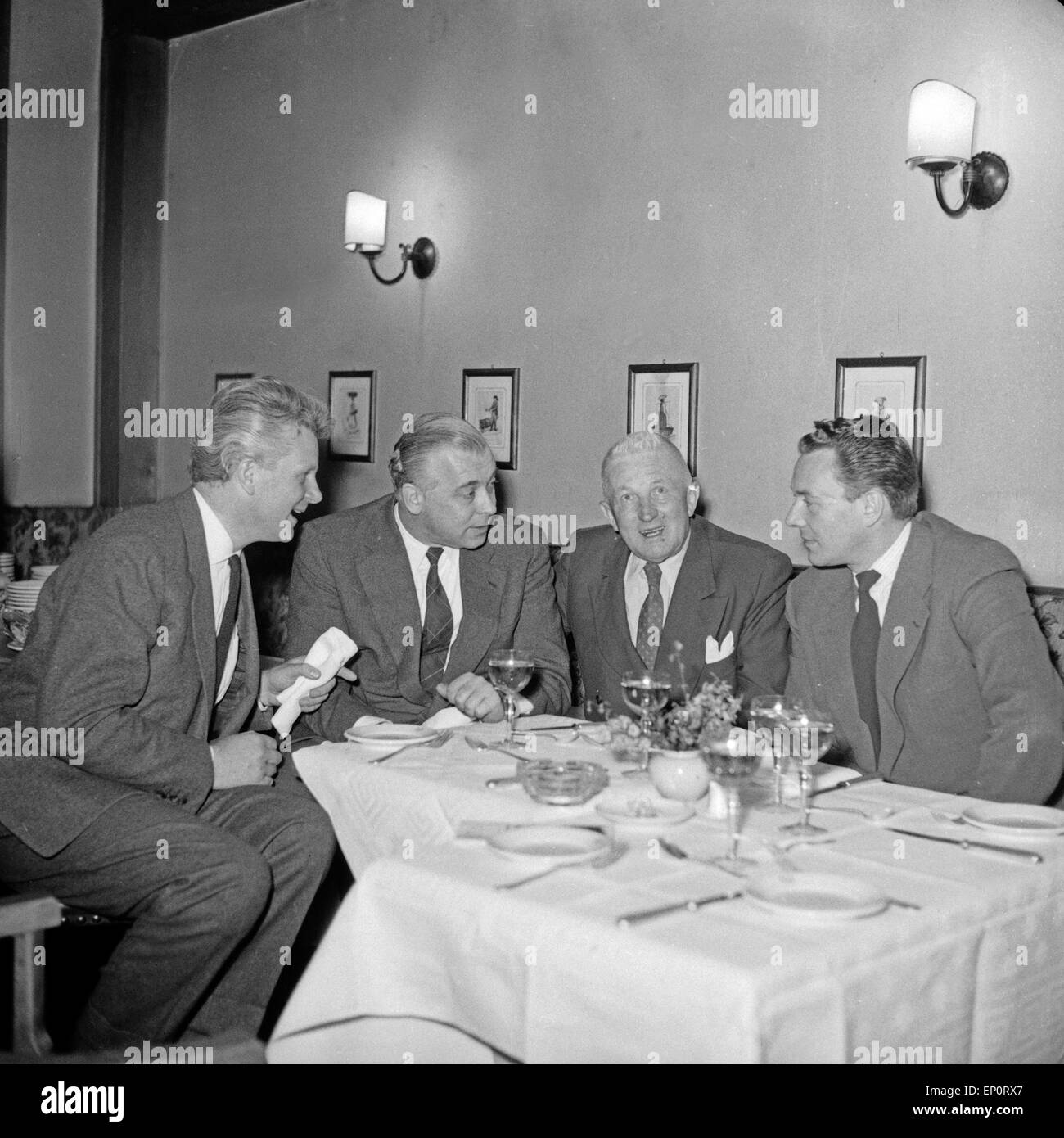 Gründer der ARD Fernsehlotterie "Ein Platz an der Sonne', v.a. Jochen Richert, bei einer Besprechung zur kommenden Sendung, Stockfoto