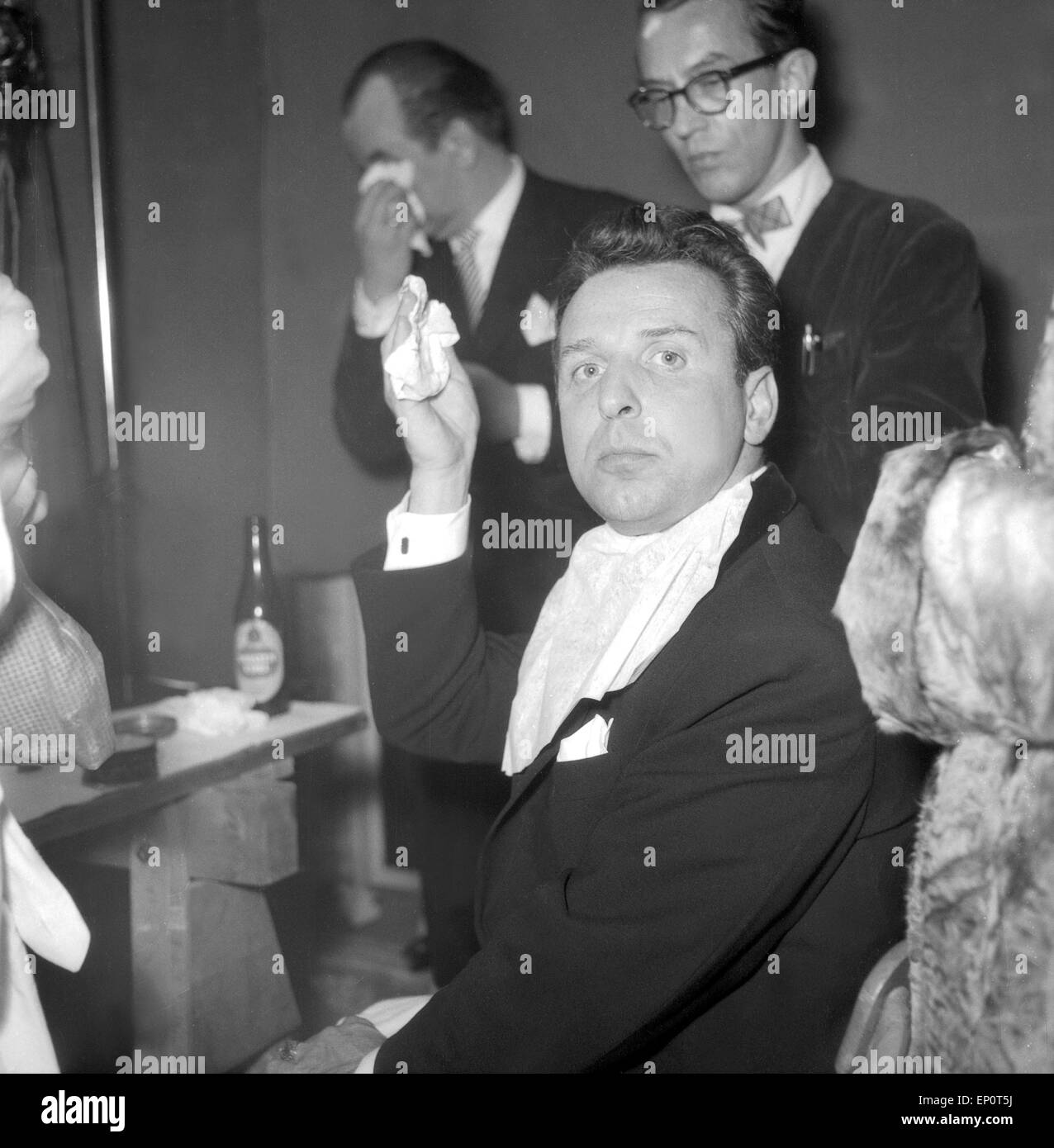 Deutscher Wis Georg Thomalla in der Garderobe bei der NWDR-Fernsehshow 'Die große Chance', Hamburg 1956. Deutsche acto Stockfoto