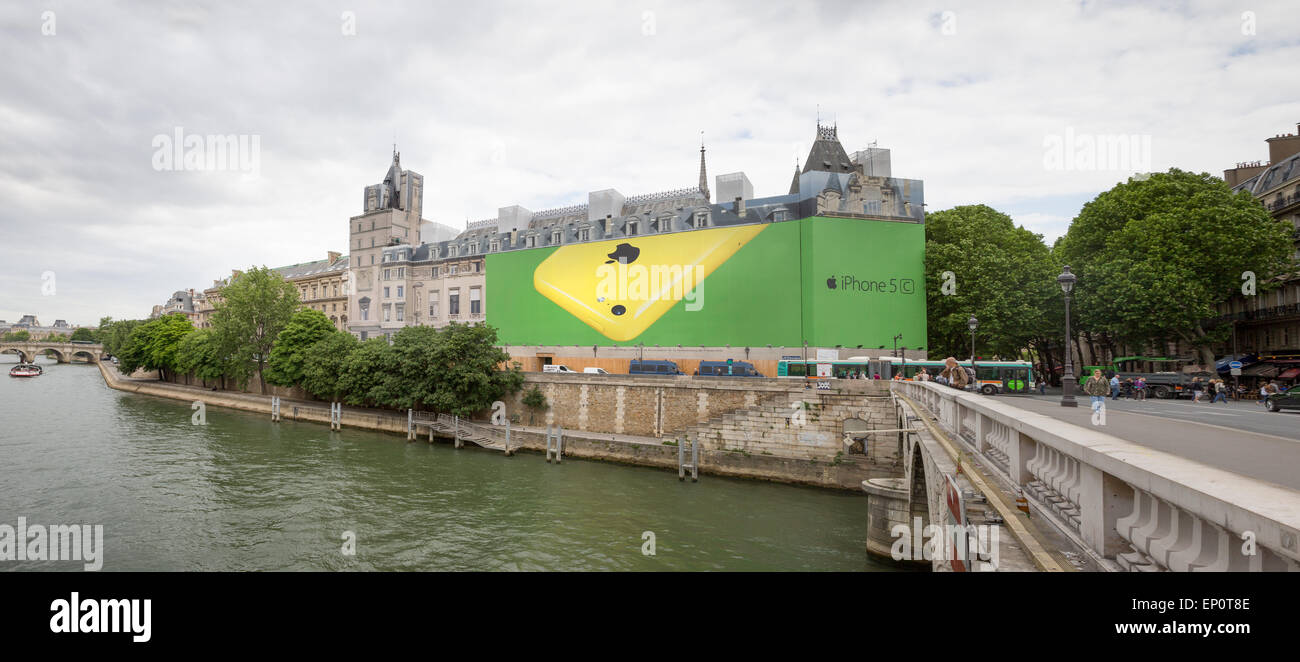 Ein Apple iPhone Billboard und Bau-Bildschirm für den Wiederaufbau auf dem Palais de Justice in Paris, Frankreich. Stockfoto