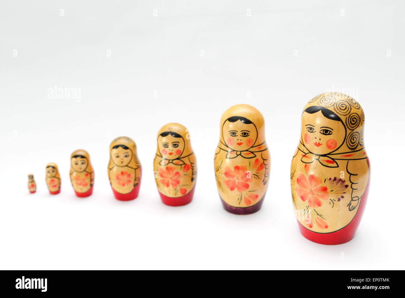 Russische Puppe, bezieht sich auf eine Reihe von Holzpuppen abnehmender Größe ineinander gelegt. Stockfoto