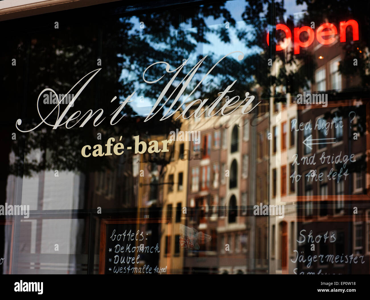 Cafe-Fenster mit Reflexionen von historischen Gebäuden in der Altstadt von Amsterdam. Stockfoto