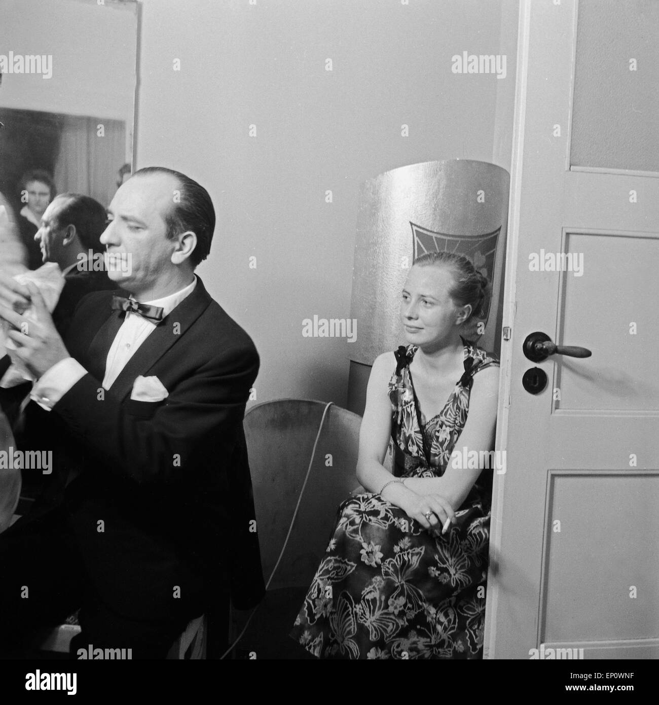 Eine Junge Künstlerin Bei Einer Zigarettenpause Hinter der Bühne der Fernsehlotterie Show "Die Grosse Chance", Deutschland 1950e Stockfoto