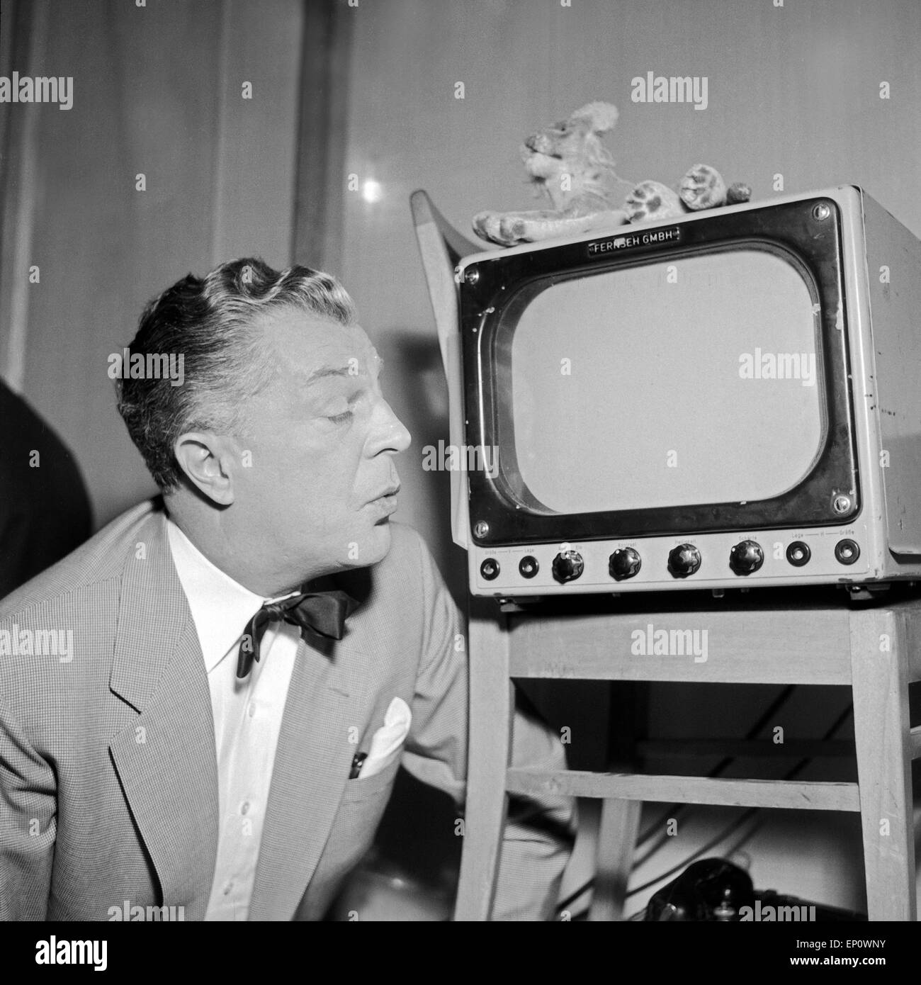 Viktor de Kowa ein Einem Kleinen Telefunken Fernseher, Hamburg 1956.  Deutscher Schauspieler Viktor de Kowa und einen kleinen Telefunken TV  Stockfotografie - Alamy