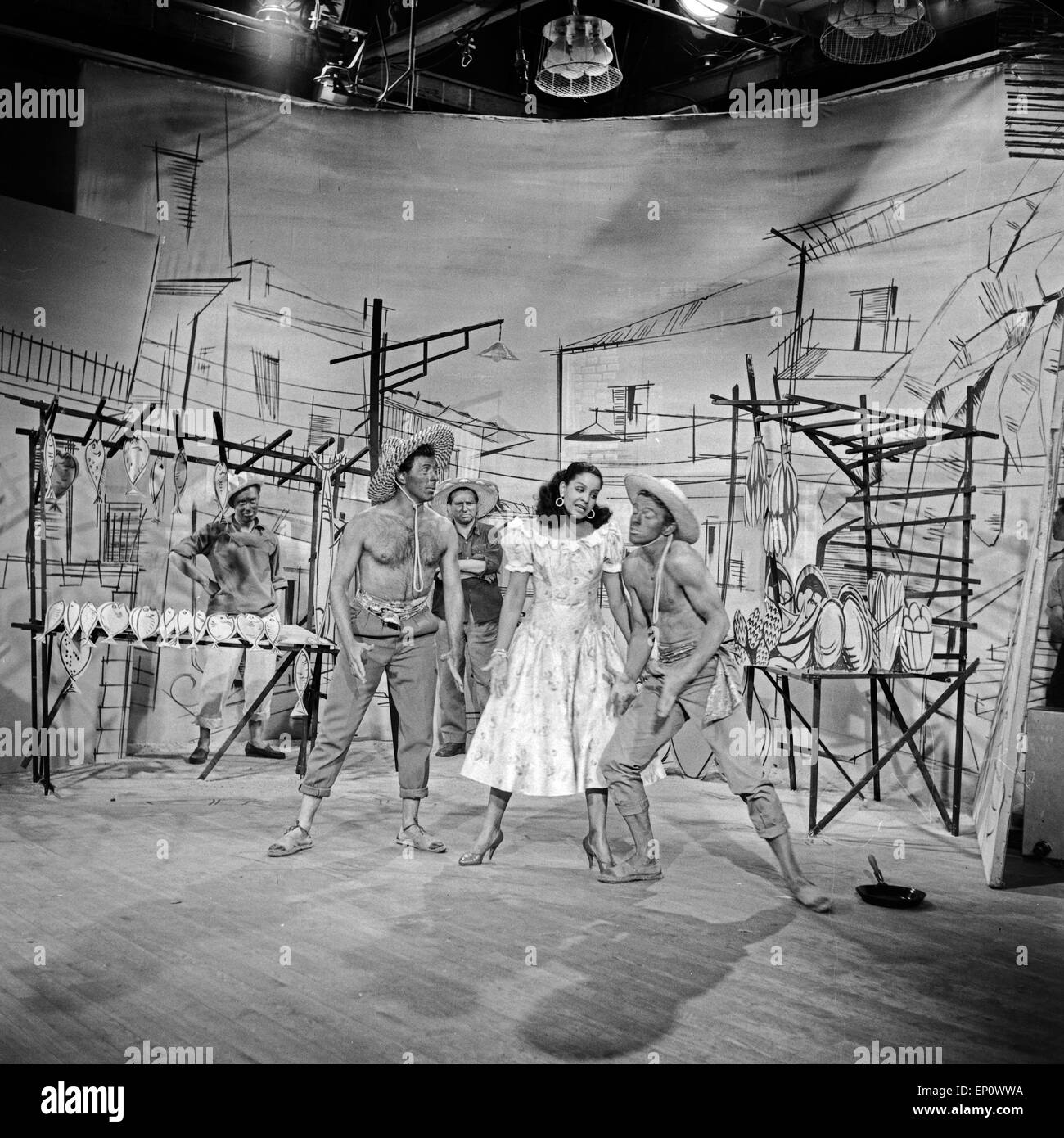 Karibische Blues-, Pop- und Schlagersängerin Mona Baptiste bei Proben, Deutschland 1950er Jahre. Stockfoto