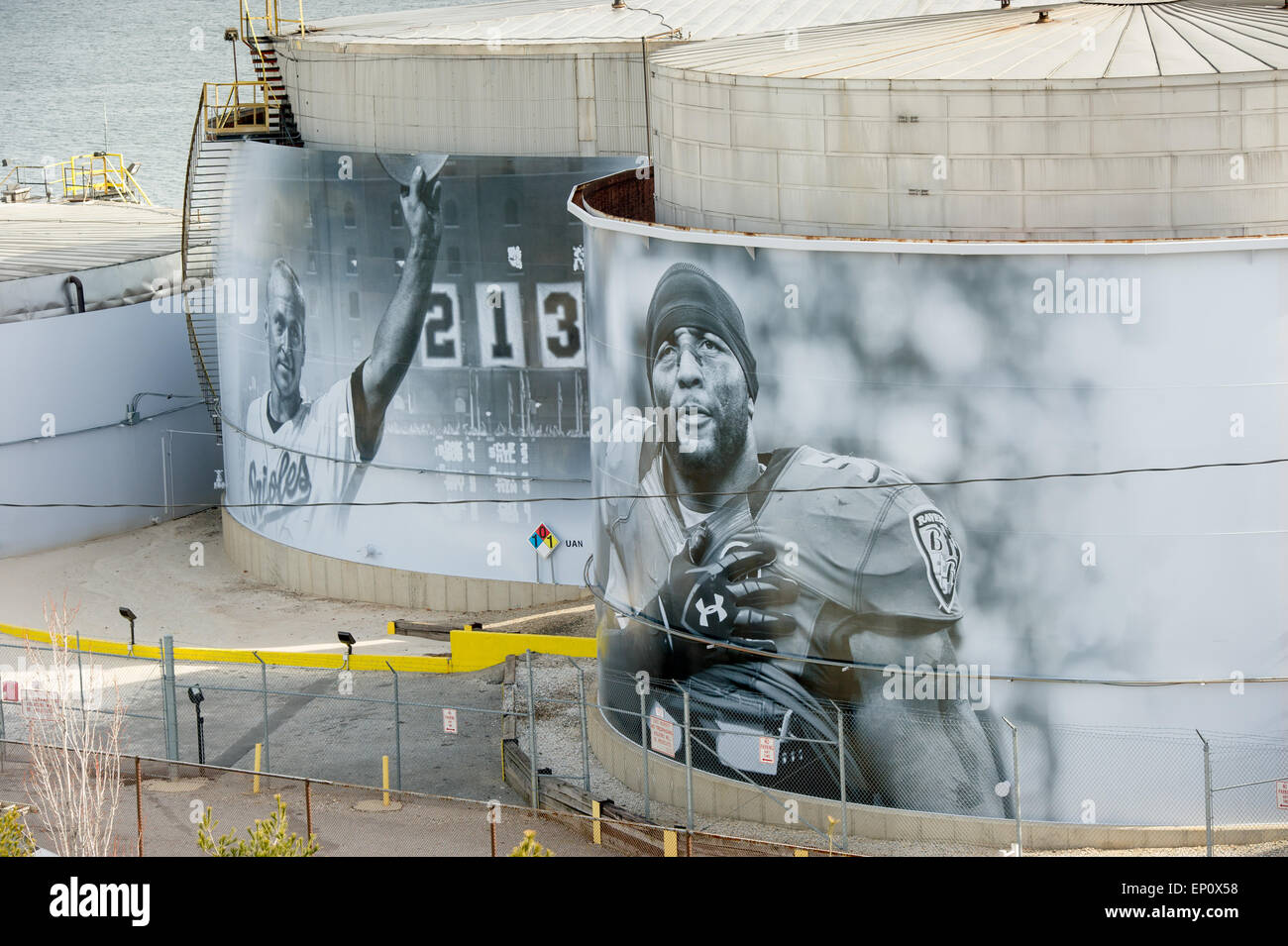 Große Tanks mit gemalt, vorbei an Raben Fußballspieler Ray Lewis und vorbei an Orioles Baseball-Spieler Cal Ripkin in der Nähe von Under Armour Stockfoto
