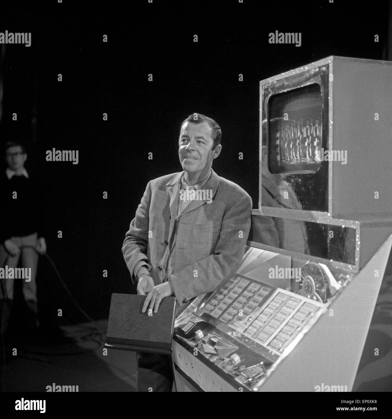 Der britischen Sänger, Schauspieler, Radiomoderator Und Fernsehmoderator  Chris Howland ein Einer Wurlitzer Musikbox, 1960e Hamburg Stockfotografie -  Alamy