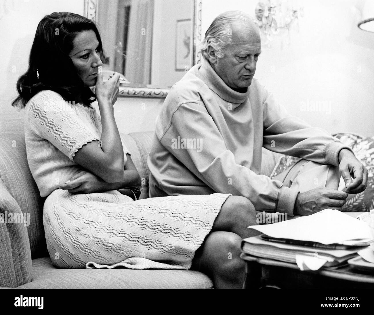 Deutscher Wis Curd Jürgens und seine Frau Simone bei einem Interview einer Homestory, Deutschland 1970er Jahre. Germ Stockfoto