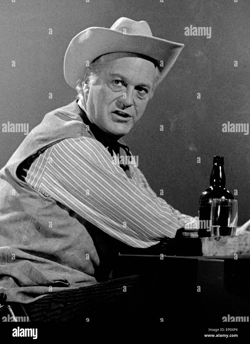 Deutscher Wis Curd Jürgens als Cowboy im Saloon im TV-Porträt chauspieler Sindh Wis', Deutschland 1960er J Stockfoto