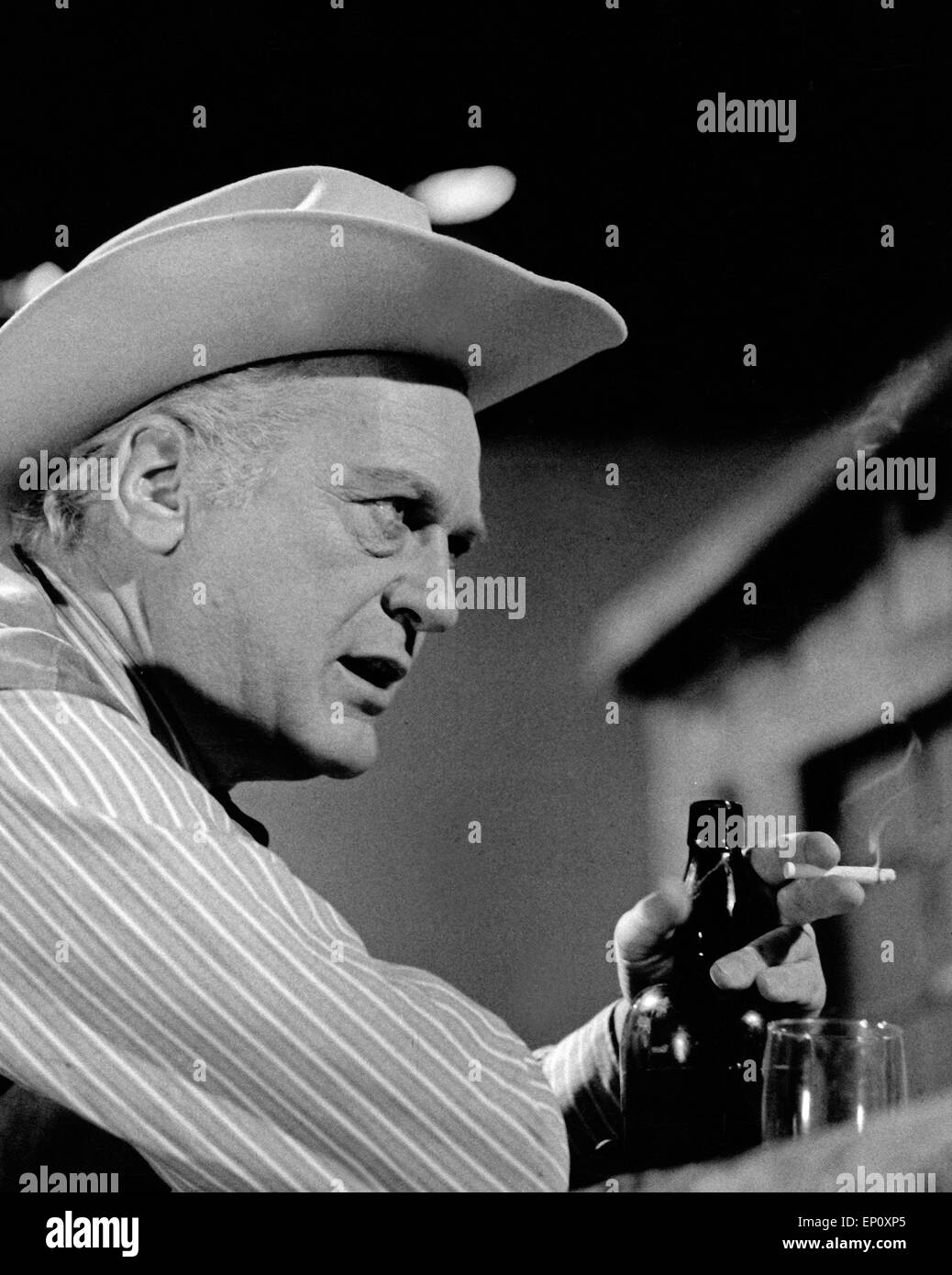 Deutscher Wis Curd Jürgens als Cowboy im Saloon im TV-Porträt chauspieler Sindh Wis', Deutschland 1960er J Stockfoto