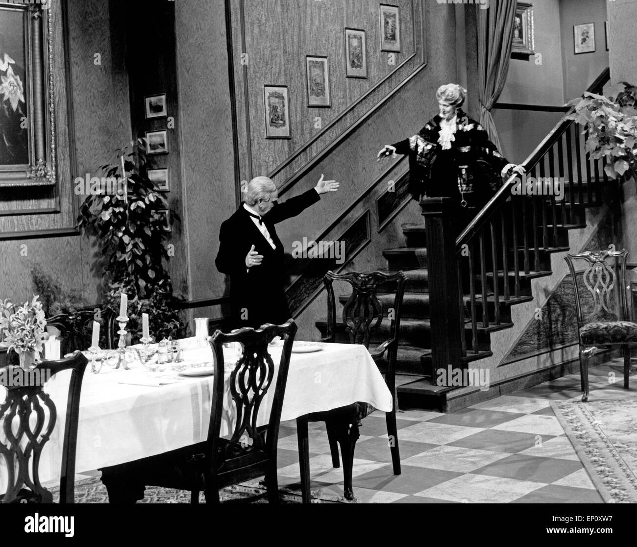 Freddie Frinton als Butler James Und Warden kann als Miss Sophie in Dem ...