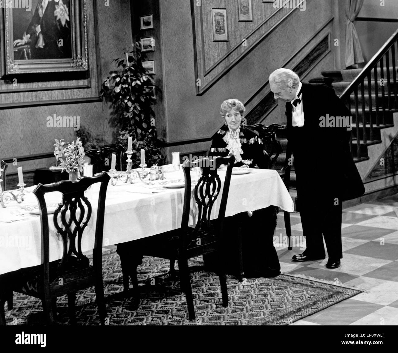 Freddie Frinton als Butler James Und Warden kann als Miss Sophie in Dem 