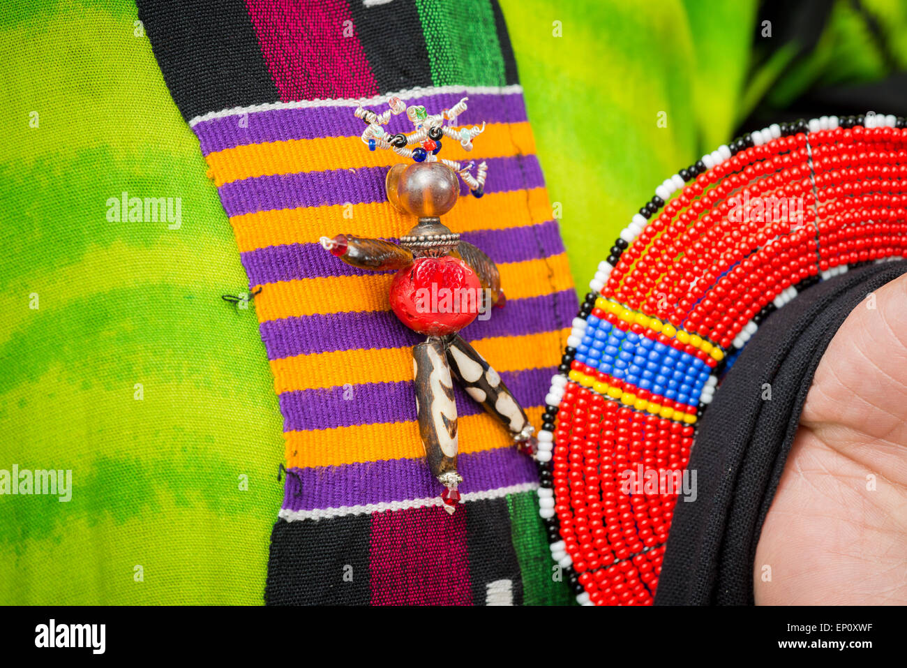 Nahaufnahme des bunten Pins hergestellt aus großen Perlen auf afrikanischen Kleidungsstück in Baltimore, Maryland Stockfoto