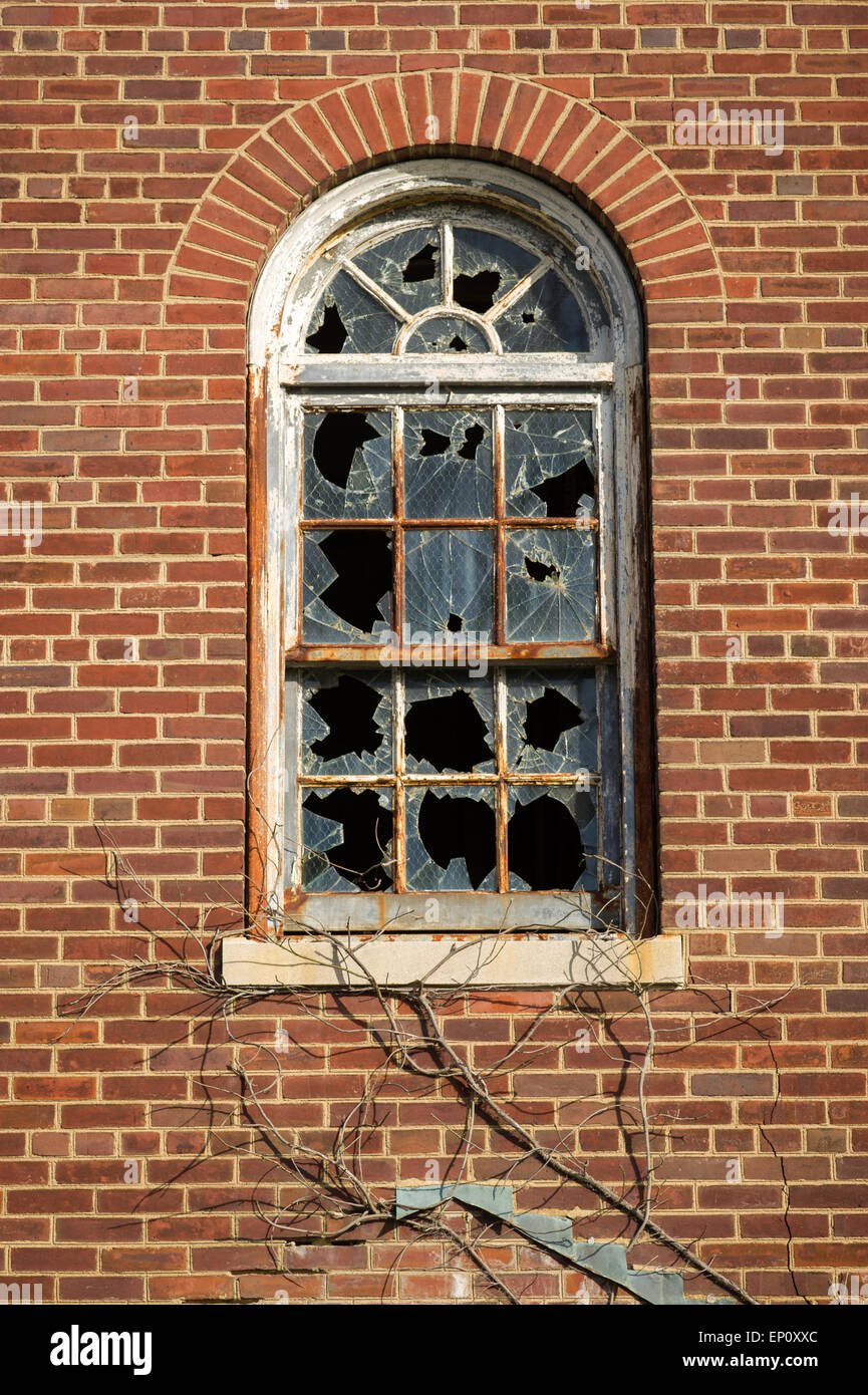 Auf alten Backsteingebäude in Glen Dale, Maryland Fensterscheiben gebrochen Stockfoto