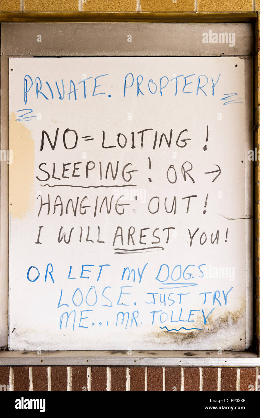 Seltsame handschriftliche Zeichen mit falsch geschriebenen Wörtern geschrieben an einem Gebäude in Cambridge, Maryland Stockfoto