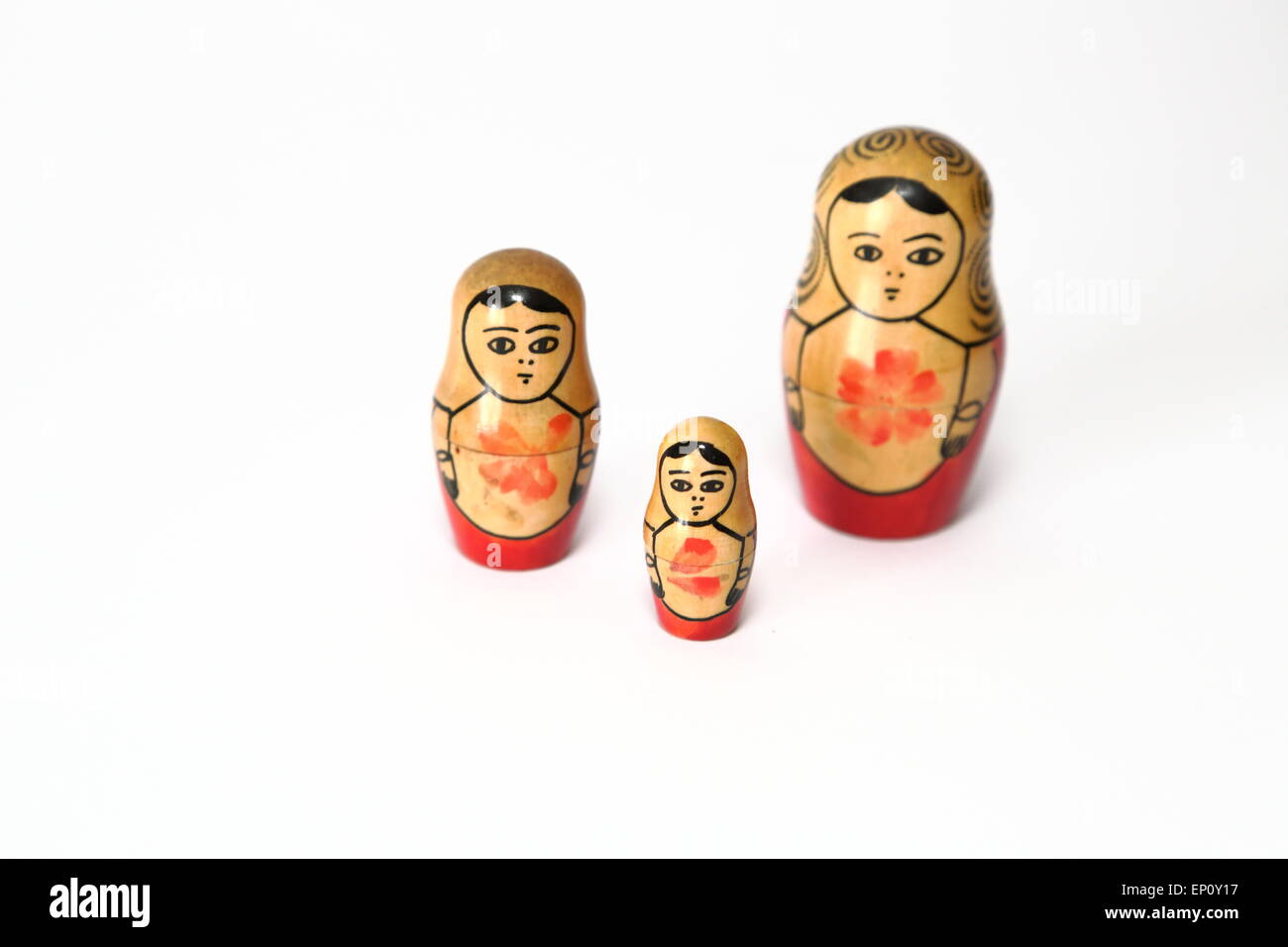 Russische Puppe, bezieht sich auf eine Reihe von Holzpuppen abnehmender Größe ineinander gelegt. Stockfoto
