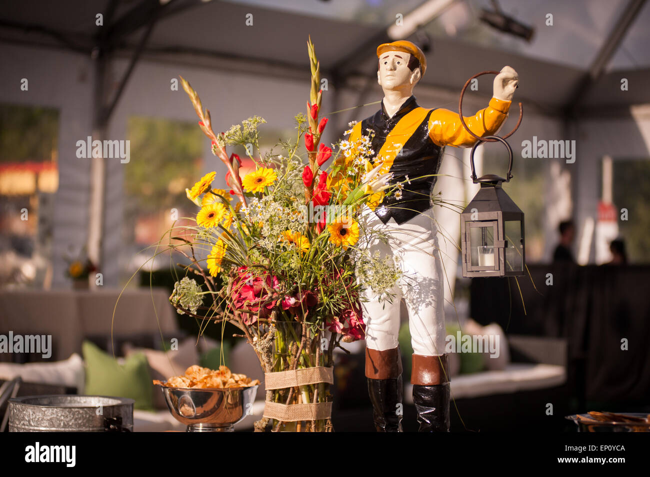 Tisch-Dekoration von Blumen und ein Jockey in Baltimore, MD, USA Stockfoto