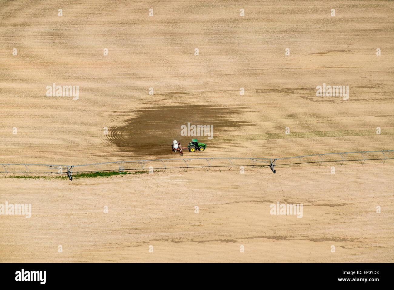 Antenne des Spray-Anwendung im Bereich der Landwirtschaft auf die östlichen Ufer von Maryland, USA Stockfoto