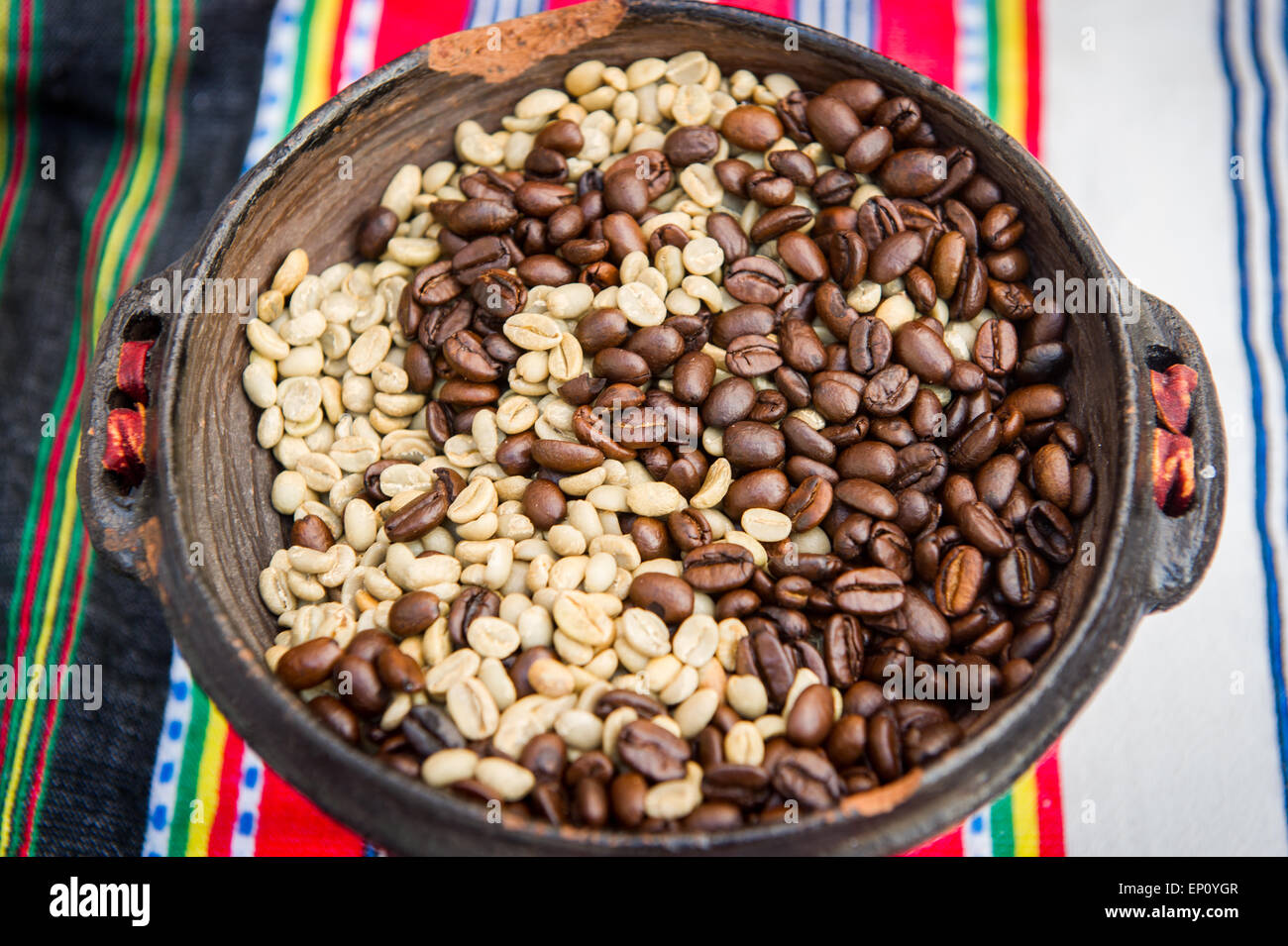 Schale mit hellen und dunklen Kaffeebohnen in Baltimore, Maryland, USA Stockfoto