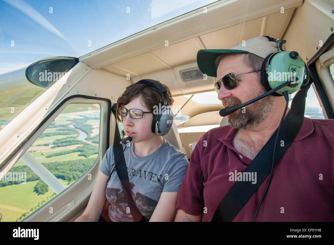 Vater und Tochter fliegen Lichtebene über die östlichen Ufer von Maryland, USA Stockfoto