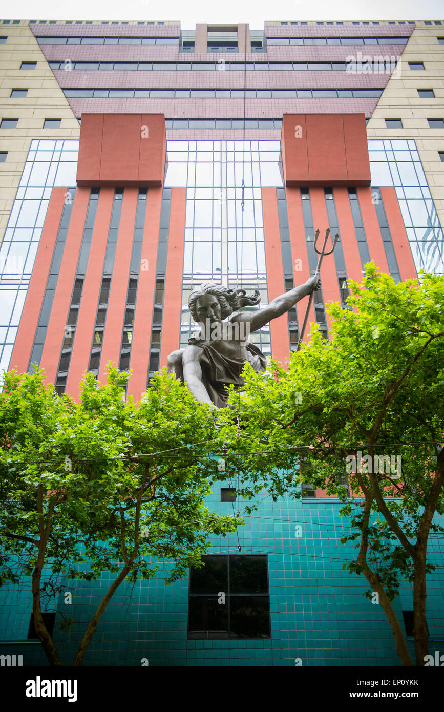 Portlandia Skulptur von Raymond Kaskey über dem Eingang des Portland-Gebäudes in der Innenstadt von Portland, Oregon, USA Stockfoto