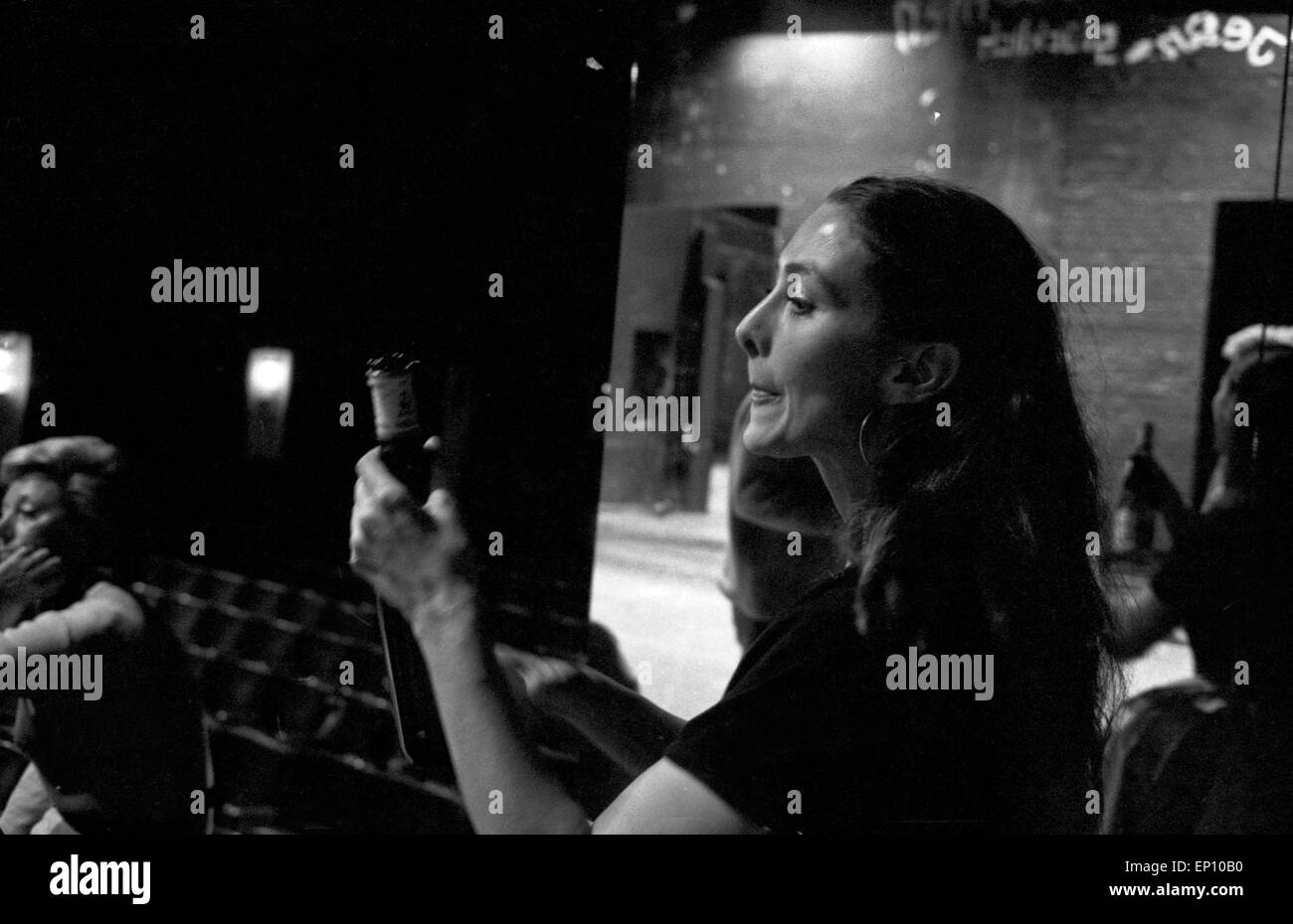 Deutsche plant Christine Kaufmann mit Flasche Wein bei Theaterproben, Hamburg 1970er Jahre. Die deutsche Schauspielerin Ch Stockfoto