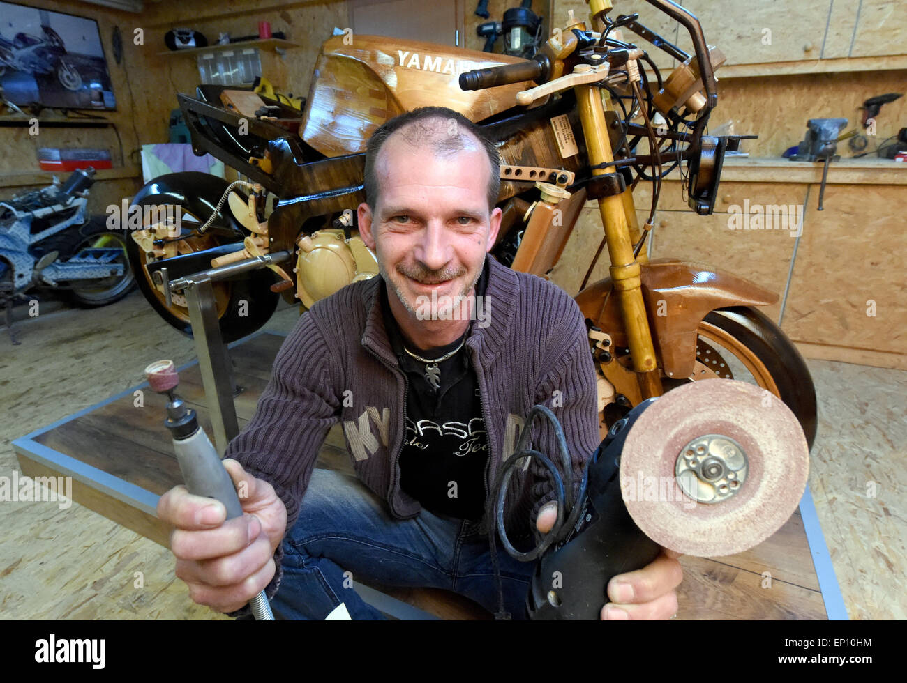 Nienborstel, Deutschland. 30. April 2015. Andre Schlosser zeigt die Tools,  dass er in den letzten 12 Jahren verwendet, um seinem hölzernen Motorrad in  seiner Garage in Nienborstel, Deutschland, 30. April 2015 bauen.