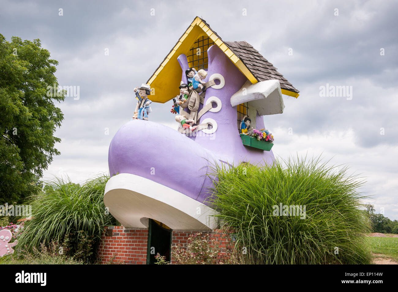 Alte Frau, die lebte in einem Schuh Spielhaus, Columbia, Maryland, USA Stockfoto