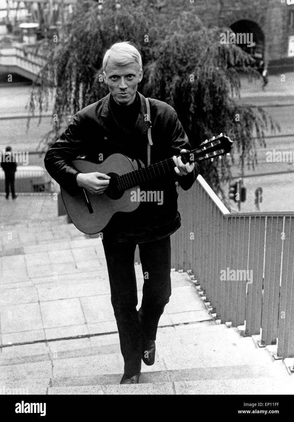 Deutscher Sänger Heino mit Gitarre in der Nähe der Landungsbrücken in St. Pauli, Hamburg 1960er Jahre. Deutsche Sänger Heino ein Stockfoto