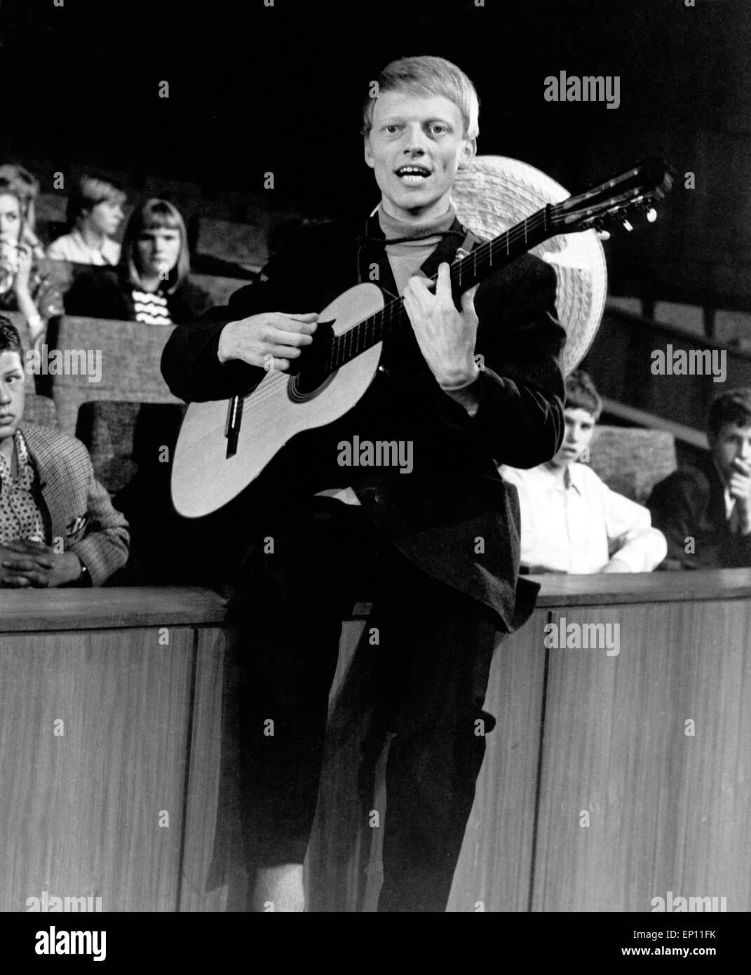 Deutscher Sänger Heino mit Gitarrei, Hamburg 1960er Jahre. Deutsche Sänger Heino in Hamburg, 1960. Stockfoto
