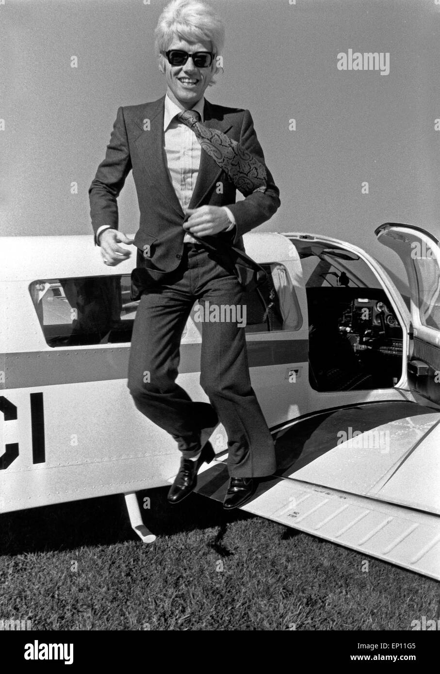 Deutscher Sänger Heino springt von der Tragfläche einer Cessna, Deutschland 1970er Jahre. Deutsche Sänger Heino springen Fro Stockfoto