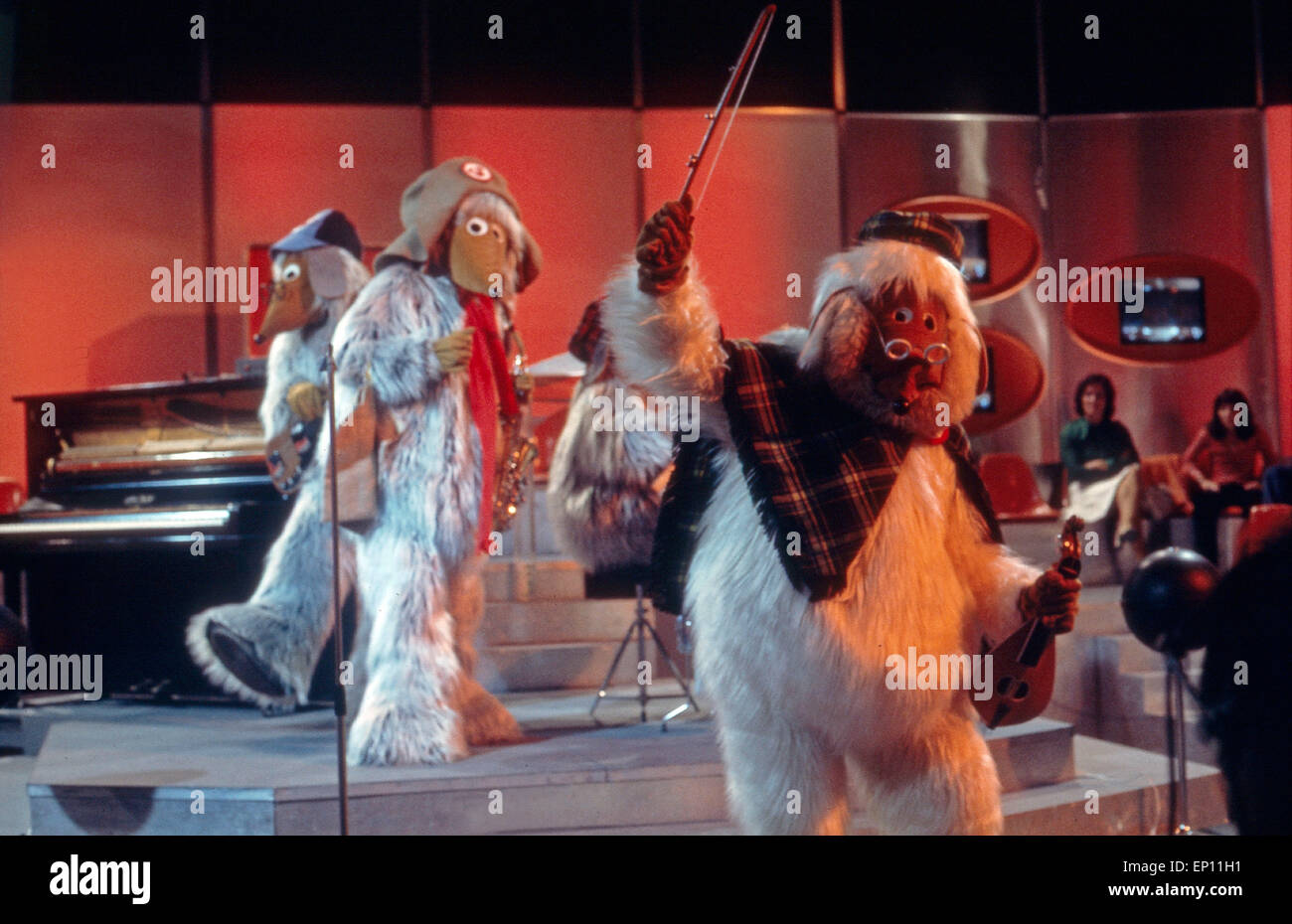 Sterben Sie Wombles Bei Einem Auftritt in "Disco" Mit Ilja Richter, Deutschland Anfang 1970er Jahre. Die Wombles erklingt in Ilja Rich Stockfoto