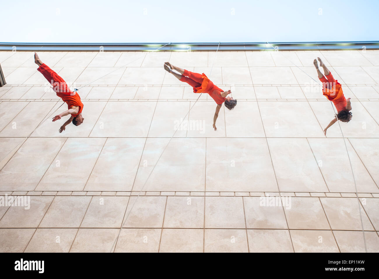 Darsteller tanzen auf Seite des Gebäudes. Stockfoto