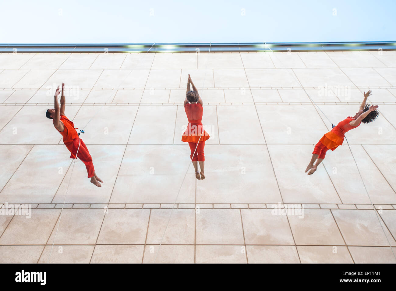 Darsteller tanzen auf Seite des Gebäudes. Stockfoto