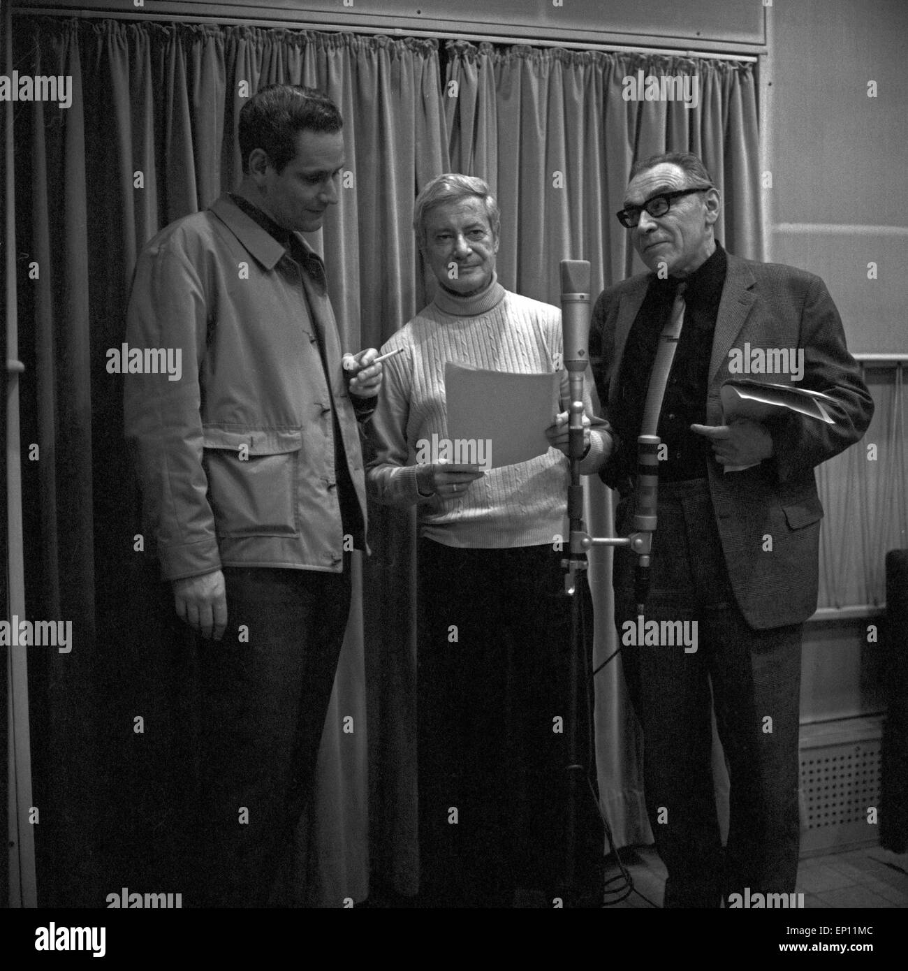 Dieter Borsche, Hans Rosenbauer Und Wilhelm Kürten Im Studio Bei der Synchronisation, 1960er Jahre. Stockfoto
