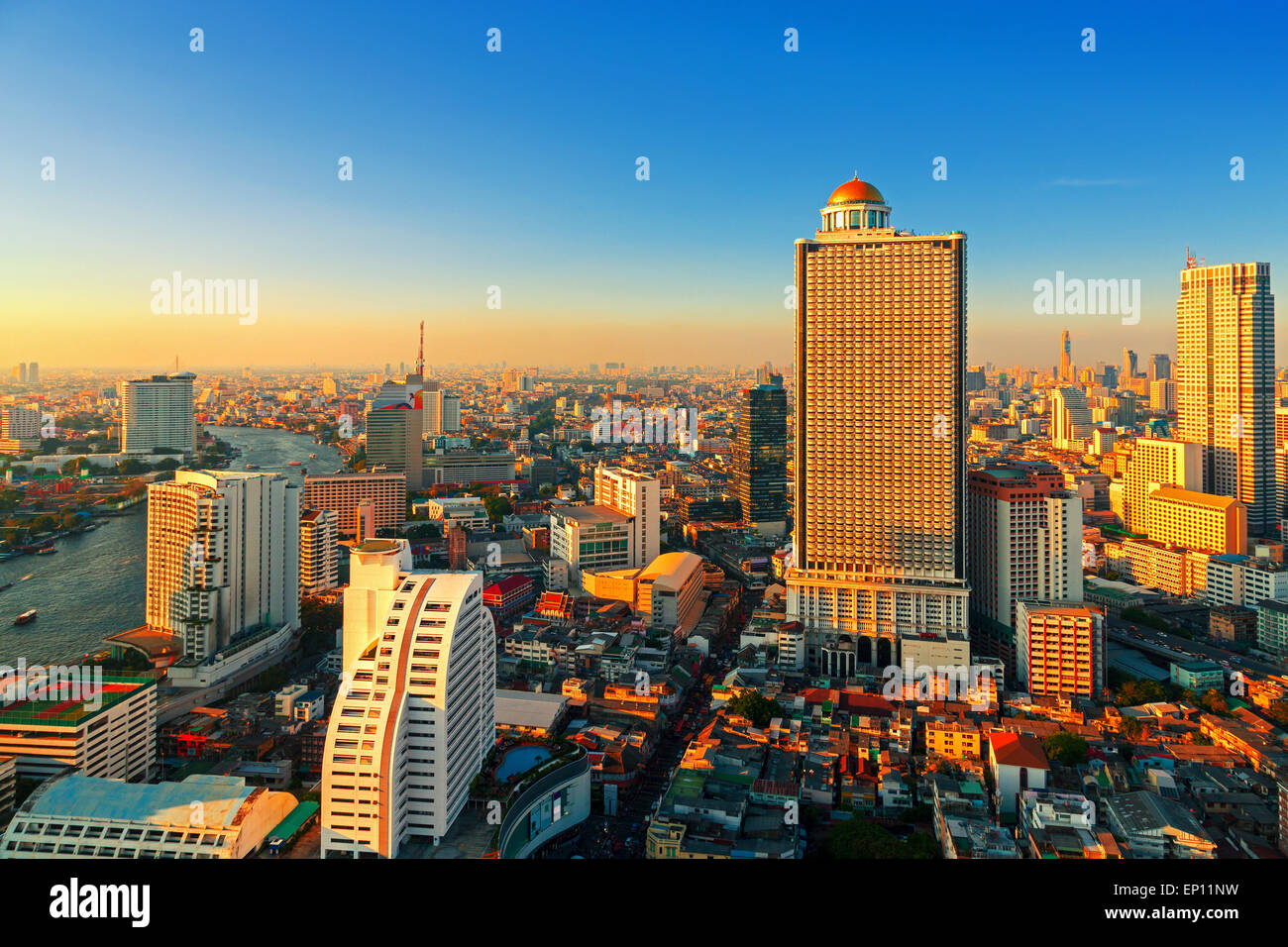 Aufbau downtown Bangkok am Abend Stockfoto