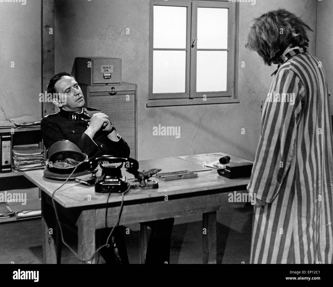 Eine Gefangene Bei Stalin Und Hitler, Deutschland 1968, Fernsehfilm, Regie: Paul Mai, Monia: Szenenfoto Mit Jochen Sehrut Stockfoto