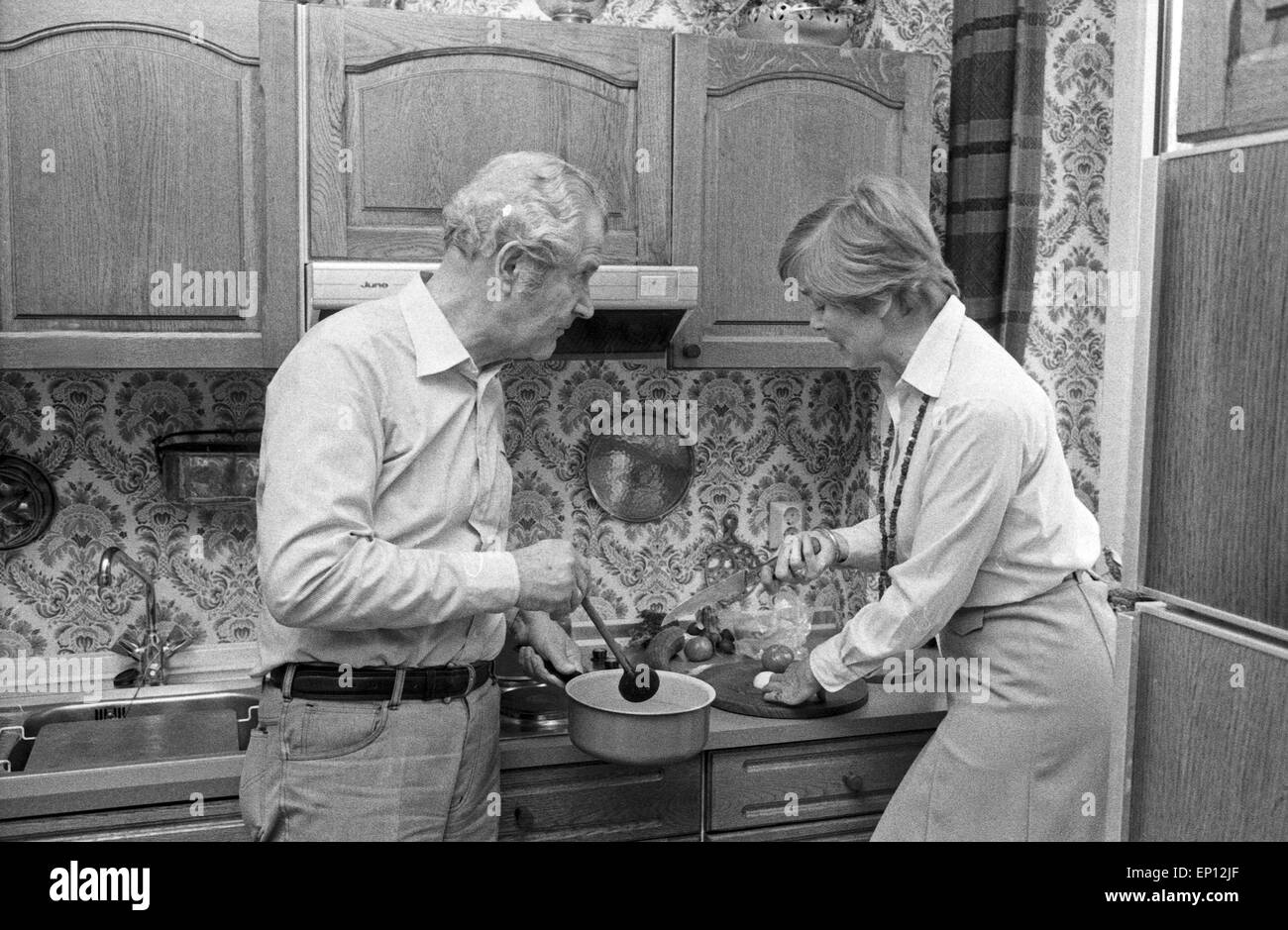 Deutschen Wis, Synchron- und Hörspielsprecher Marianne Kehlau und Ernst von Klipstein beim Kochen in der Küche, Schinken Stockfoto