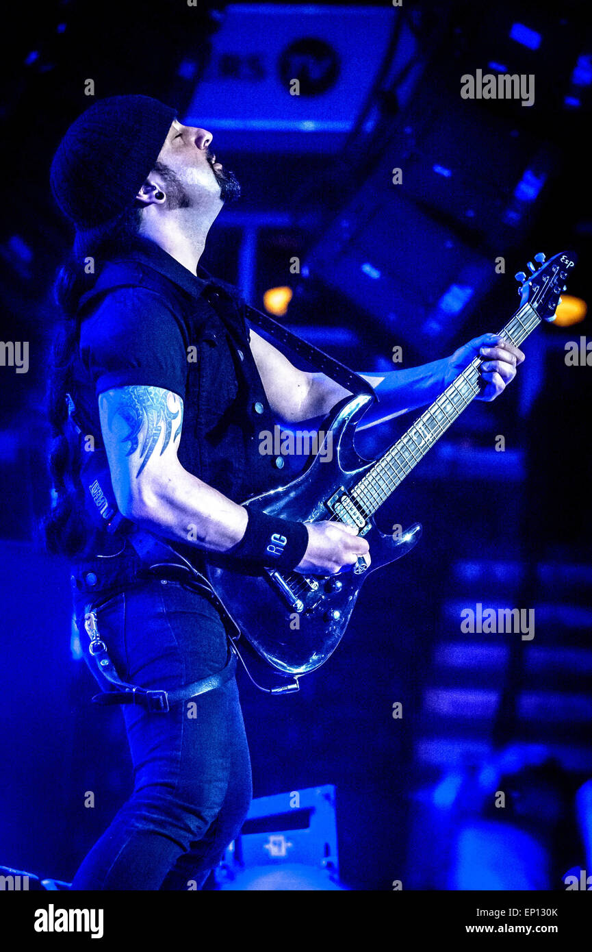 Toronto, Ontario, Kanada. 12. Mai 2015. Dänische Metal-Band Volbeat bei General Motors Centre in Oshawa, Kanada durchgeführt. Bandmitglieder: MICHAEL POULSEN, ANDERS KJÃ˜LHOLM, JON LARSEN, ROB PFERDESCHMUCK Credit: Igor Vidyashev/ZUMA Draht/Alamy Live News Stockfoto