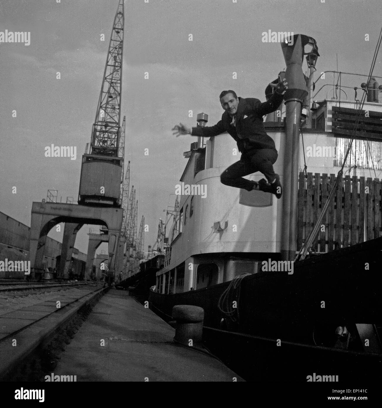 Der Sänger Und Schauspieler Freddy Quinn Im Hafen von Hamburg, Deutschland, 1950er Jahre. Sänger und Schauspieler Freddy Quinn in Hambur Stockfoto