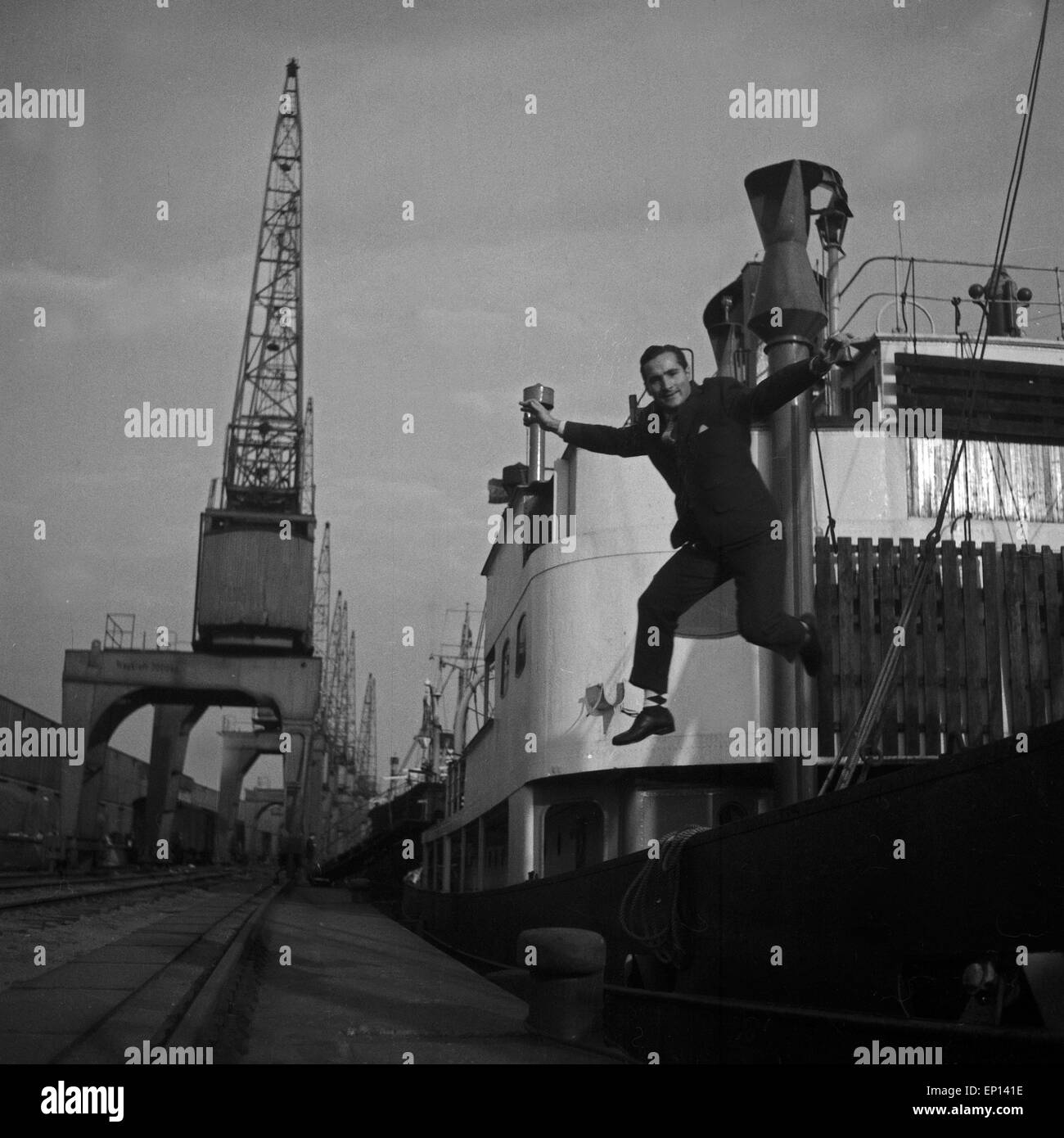 Der Sänger Und Schauspieler Freddy Quinn Im Hafen von Hamburg, Deutschland, 1950er Jahre. Sänger und Schauspieler Freddy Quinn in Hambur Stockfoto